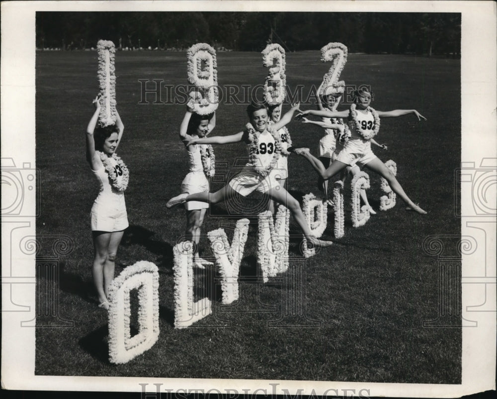 1931 Press Photo Gaye Roberts, Peggy Pierce hurdlers at Pasadena CA - nes45008- Historic Images