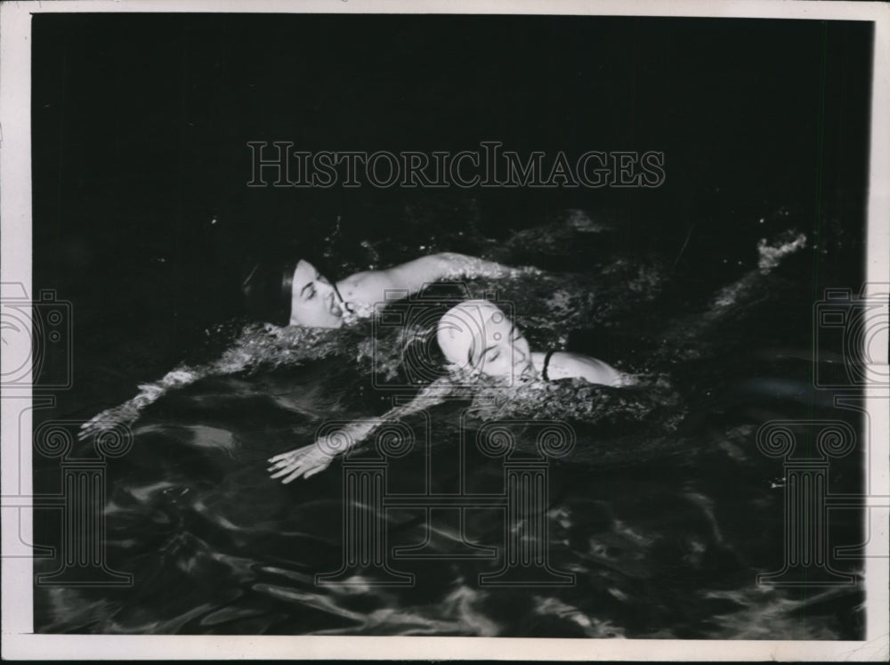 1945 Press Photo Jeanne Wilson, Jeanette C Eppley 100 freestyle at AAU swim - Historic Images