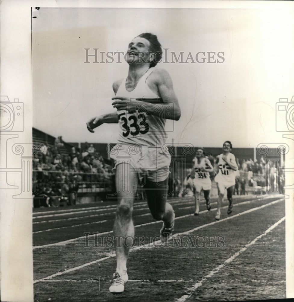 1954 Press Photo Chris Chataway in British Empire 3 mile race - Historic Images