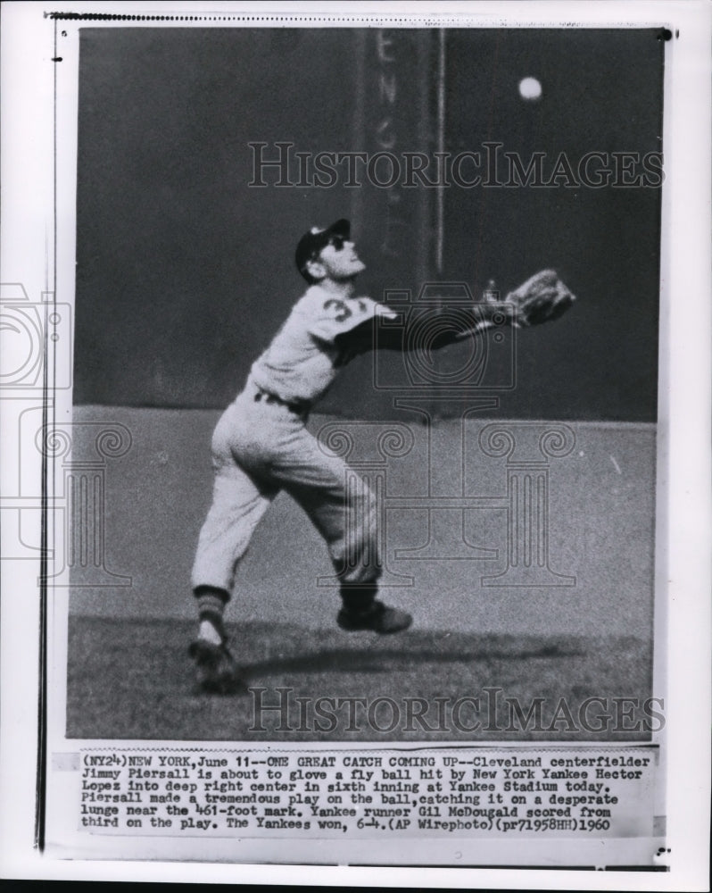 1960 Press Photo Indians outfielder Jimmy Piersall catches fly ball o Yankees - Historic Images