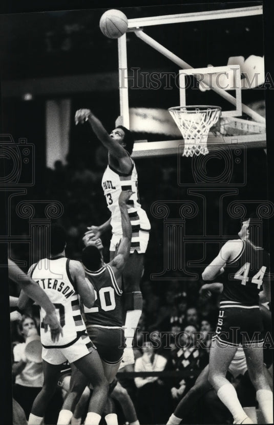 1982 Press Photo DePaul's Walter Downing vs South Carolina Harold Martin- Historic Images