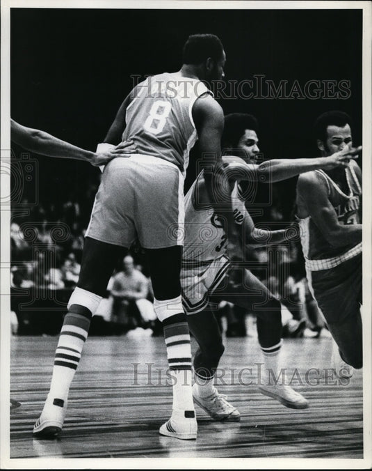 Press Photo Basketball player Walt Bellamy in action on the court - nes45454 - Historic Images