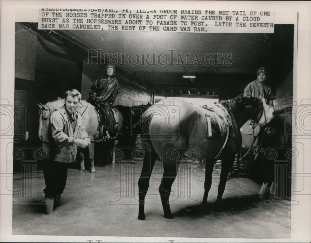 1967 Press Photo Groom &amp; racehorse at Arlington Park track near Chicago - Historic Images