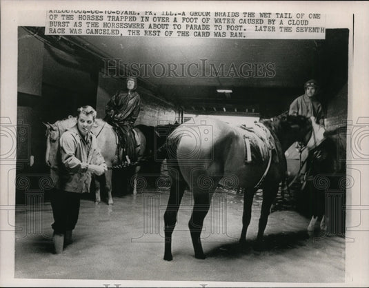 1967 Press Photo Groom & racehorse at Arlington Park track near Chicago - Historic Images
