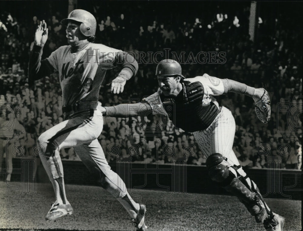 1981 Press Photo Cub catcher Tim Blackwell vs Mets Doug Flynn - nes45570 - Historic Images
