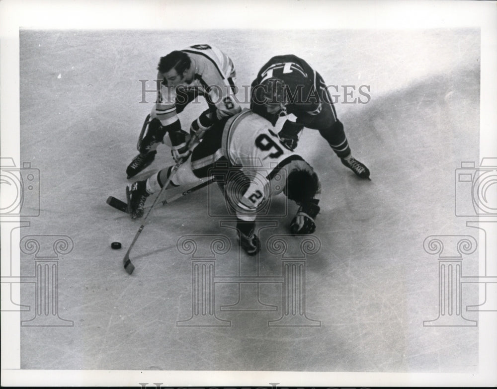 1971 Press Photo Bruins Don Awrey, Ken Hodge vs Canadiens Claude Larose - Historic Images