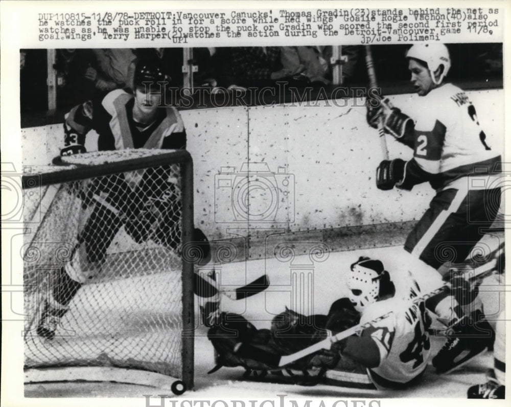 1978 Press Photo Canucks Thomas Gradin vs Red Wings Rogie Vachon - Historic Images