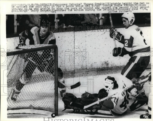 1978 Press Photo Canucks Thomas Gradin vs Red Wings Rogie Vachon - Historic Images