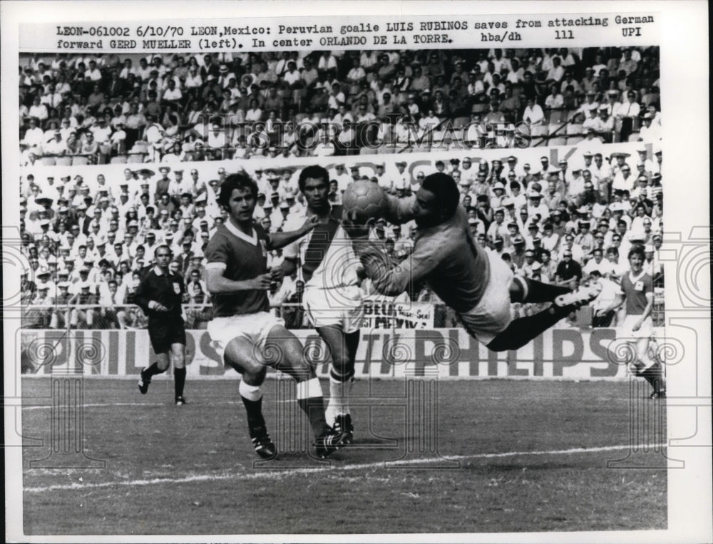 1970 Press Photo Peru golie Luis Rubinos makes save vs German Gerd Mueller- Historic Images