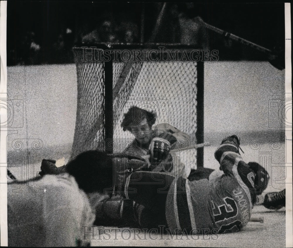 1974 Press Photo Cougar&#39;s Jan Popiel vs Edmonton goalie Jack Norris- Historic Images