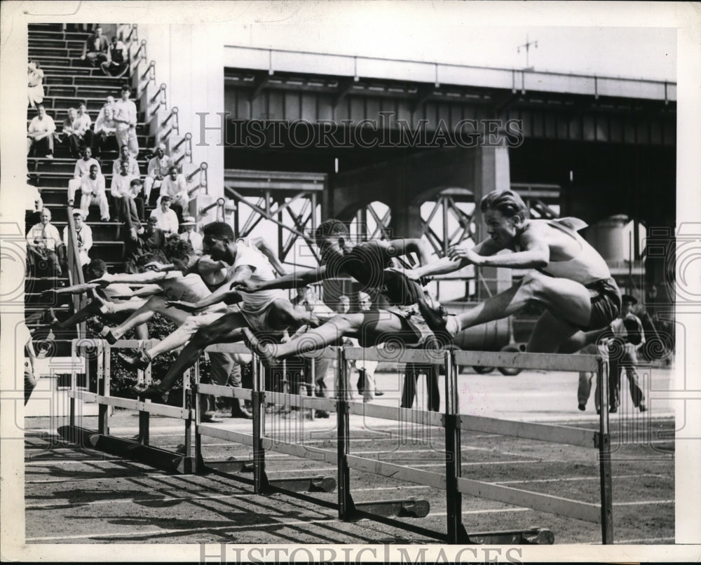 1944 Press Photo AAU track 110 meters J Ray, William Schnure, William Mitchell - Historic Images