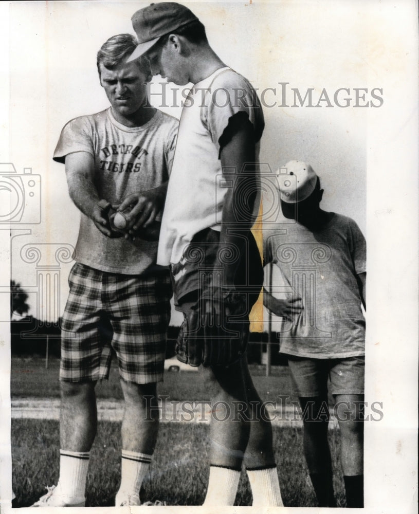 1970 Press Photo Denny McLain of Detroit Tigers & Danny Corben at Lakeland Fla- Historic Images