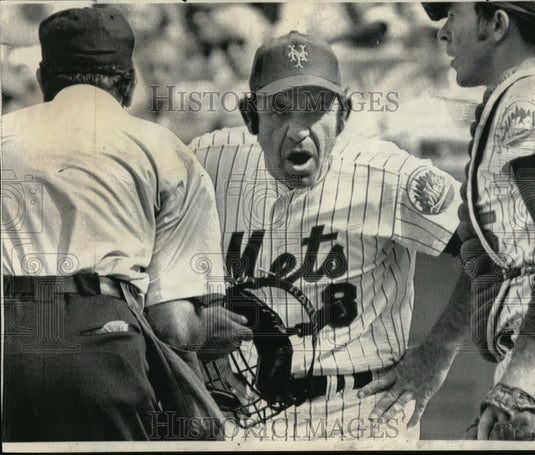 1974 Press Photo Mets manager Yogi Berra, catcher Jerry Grote & ump Nick Cotosi - Historic Images