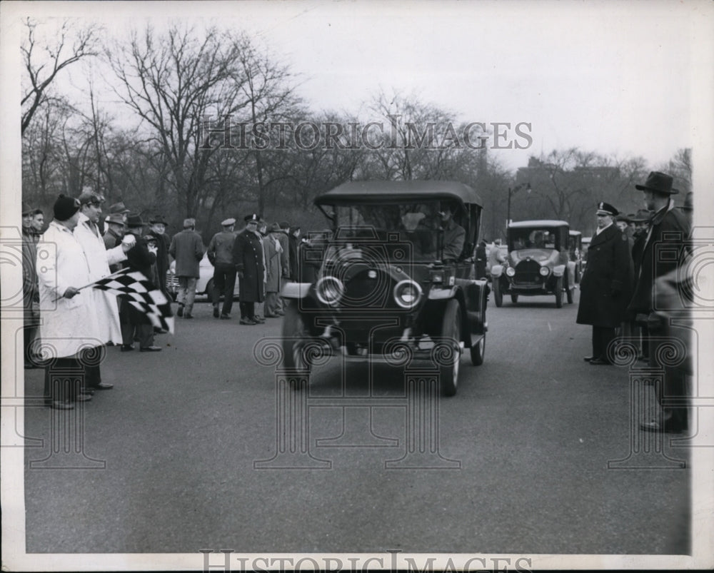 1945 Press Photo Re-enactment of 1st auto race in Chicago cars from 1895 - Historic Images