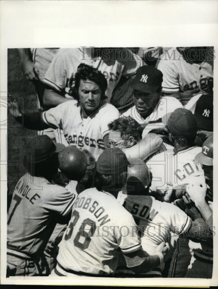 1975 Press Photo Yankee manager Bill Virdon &amp; team at game vs Rangers - Historic Images