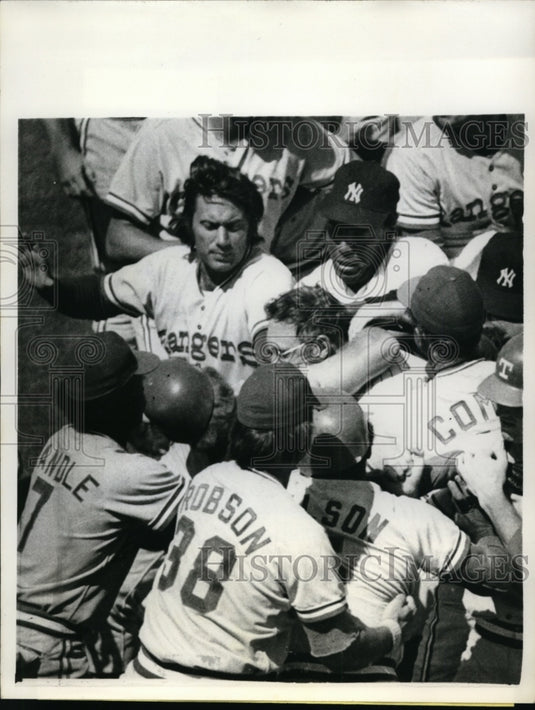 1975 Press Photo Yankee manager Bill Virdon & team at game vs Rangers - Historic Images