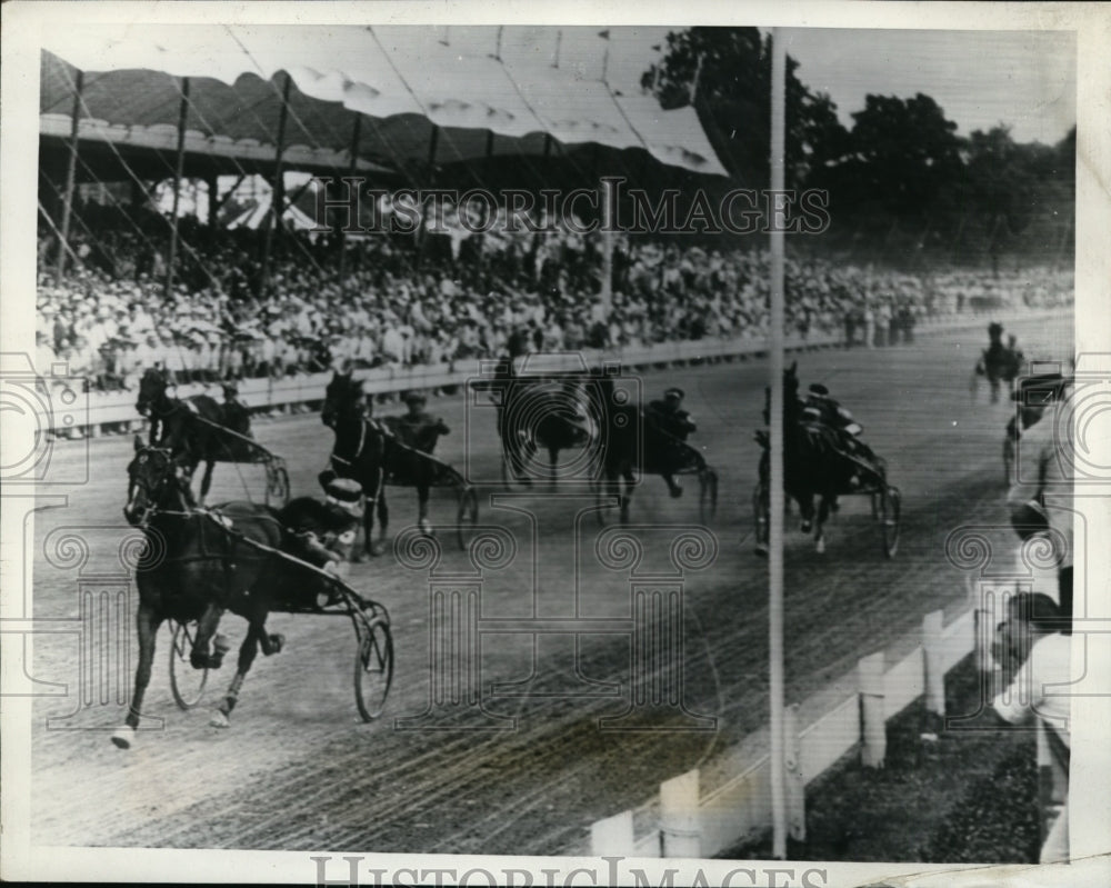 1939 Press Photo LM Guilinger&#39;s Astra leads the Hambletonian race at Goshen NY - Historic Images