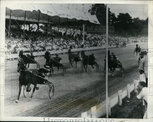 1939 Press Photo LM Guilinger's Astra leads the Hambletonian race at Goshen NY - Historic Images