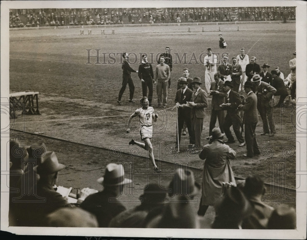 1921 Press Photo ML Smith winning 3 mile race at a track meet - Historic Images