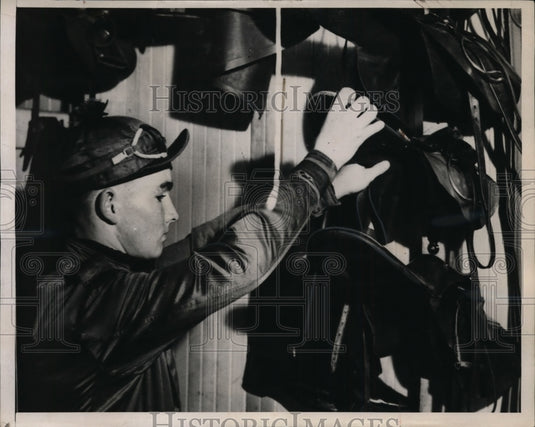 1939 Press Photo Jockey Cue Dye after 5 wins in 1 day at Tanforan meet - Historic Images