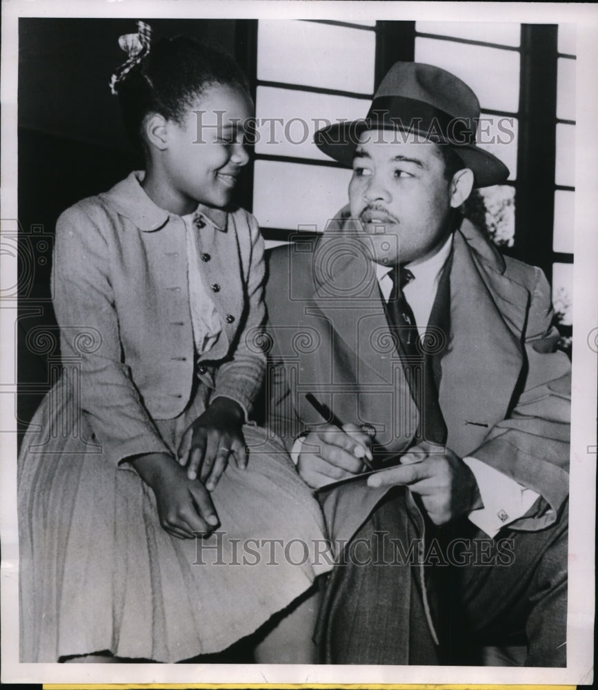 1951 Press Photo Former champ Joe Louis signs autograph for Katherine Harris - Historic Images