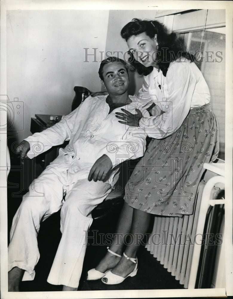 1943 Press Photo Marine Sgt &amp; boxer Barner Ross &amp; his wife at St Albans NY - Historic Images