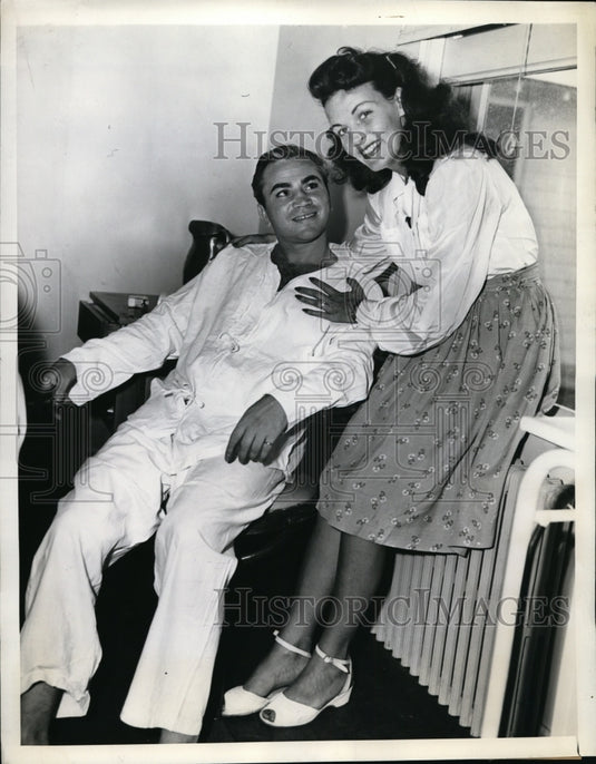 1943 Press Photo Marine Sgt & boxer Barner Ross & his wife at St Albans NY - Historic Images