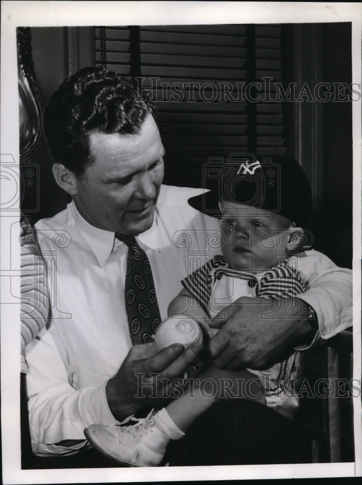 1946 Press Photo Yankee pitcher Spud Schandler &amp; son Richard in NY - Historic Images