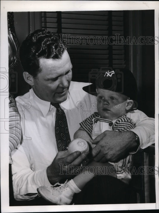 1946 Press Photo Yankee pitcher Spud Schandler & son Richard in NY - Historic Images