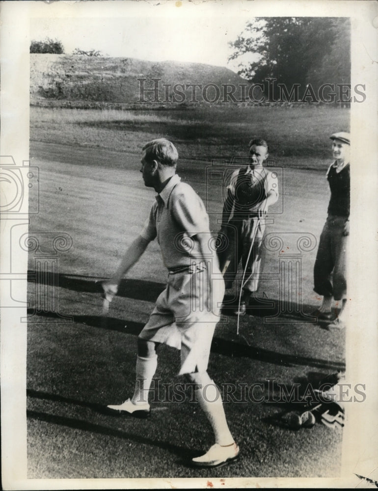 1936 Press Photo King Edward of England plays arrow golf played with a whip- Historic Images
