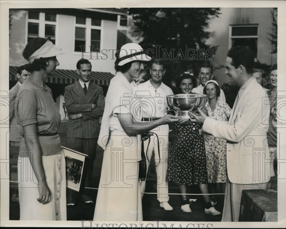 1938 Press Photo Fred Waring presents trophy to Charlotte Glutting at tennis - Historic Images