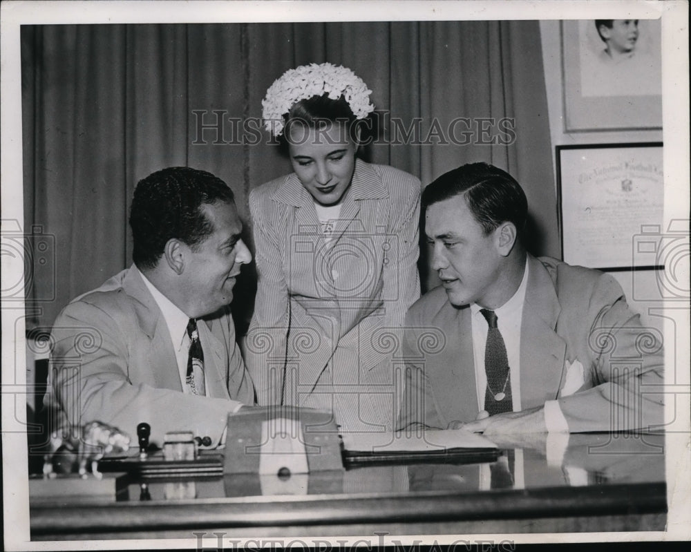 1947 Press Photo Fred Mandel owner of Detroit Lions, Bill Dudley HB &amp; wife - Historic Images