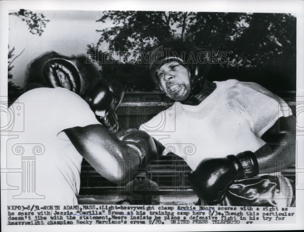 1955 Press Photo Champ Archie Moore spars with Jessie &quot;Gorilla&quot; Brown - Historic Images