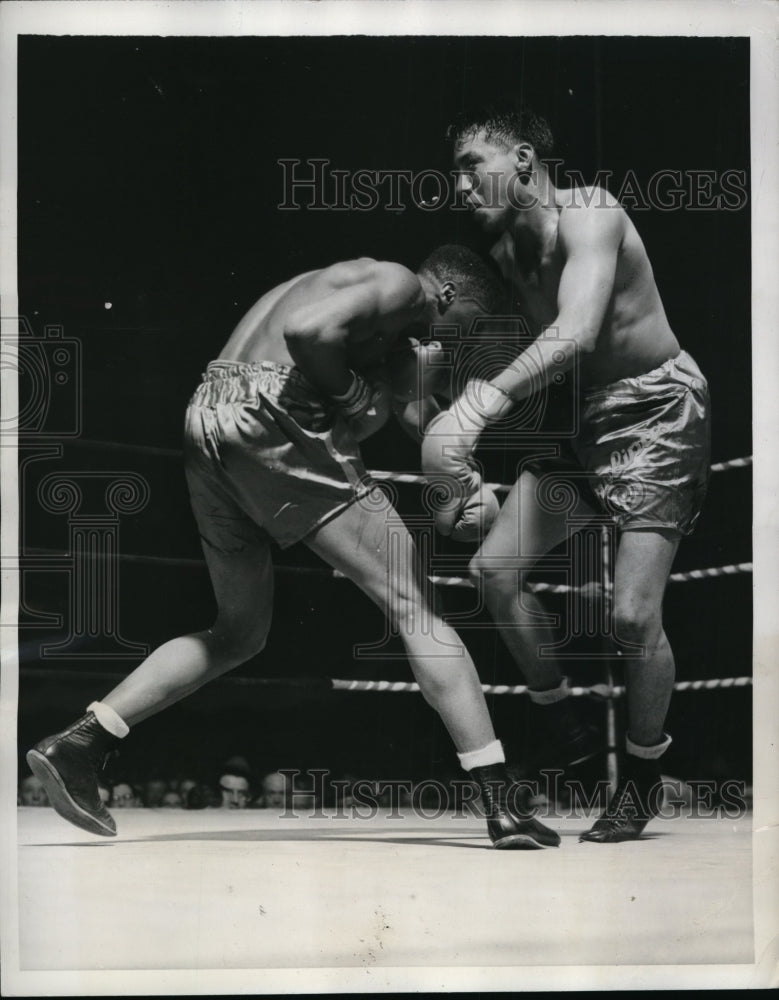 1944 Press Photo Billy Tiger vs James Palmer in Golden Gloves bout in NYC - Historic Images