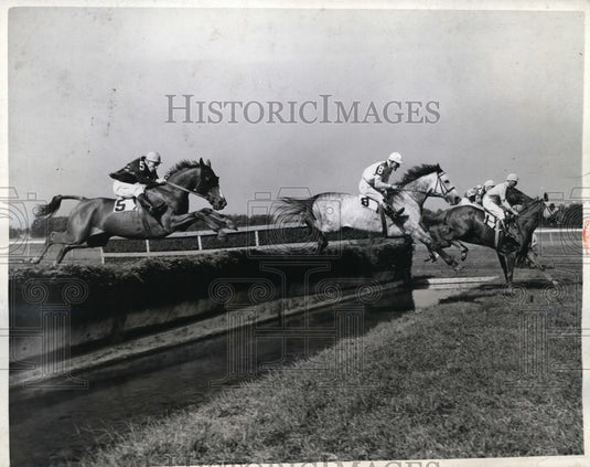 1942 Press Photo G Walker on Cupid, Brown on Iron Shot in National Steeplechase - Historic Images