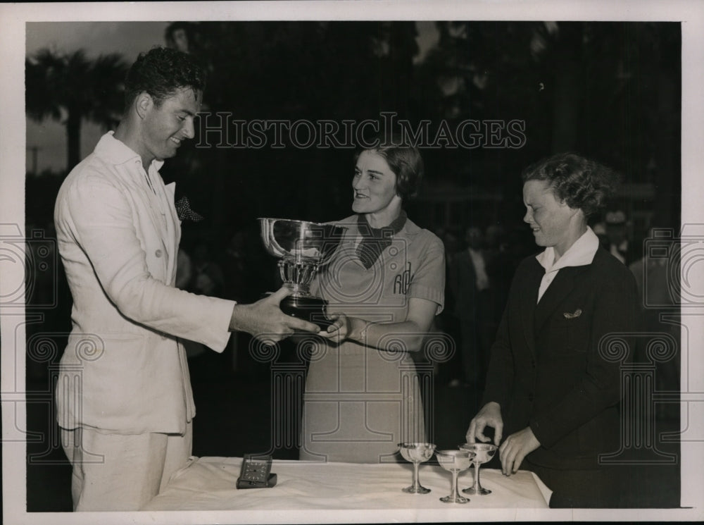 1936 Press Photo Tom Goodwin gives golf trophy to Mrs Crews, Patty Bergin Fla - Historic Images