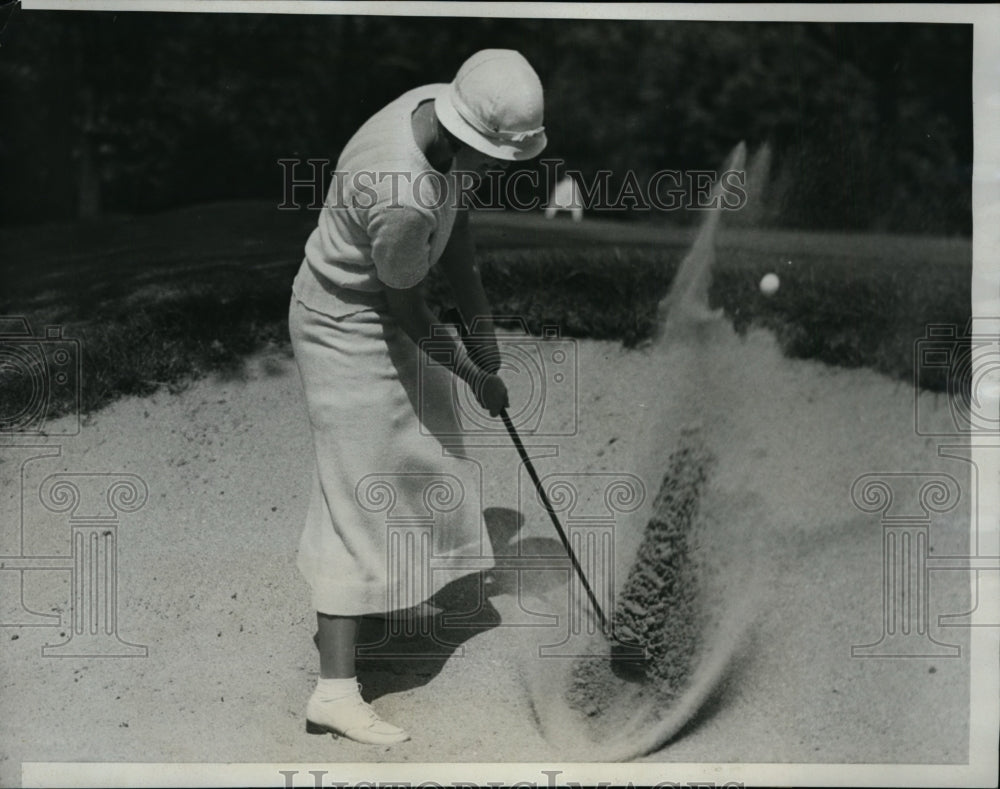 1933 Press Photo Maureen Orcutt in sand at National Women&#39;s golf at Exmoor in Il - Historic Images