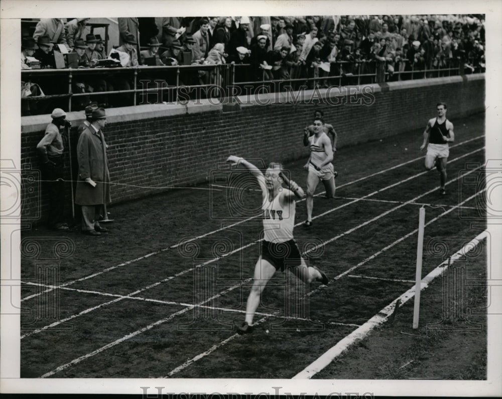 1946 Press Photo Half mile College relay in Phiadelphia won by Bob Srickler - Historic Images