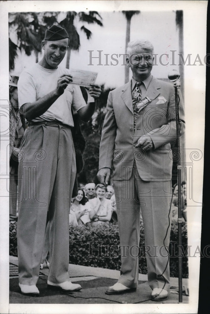1944 Press Photo S/Sgt EJ Dutch Harrison at Miami Open win, AB Curry & a check- Historic Images