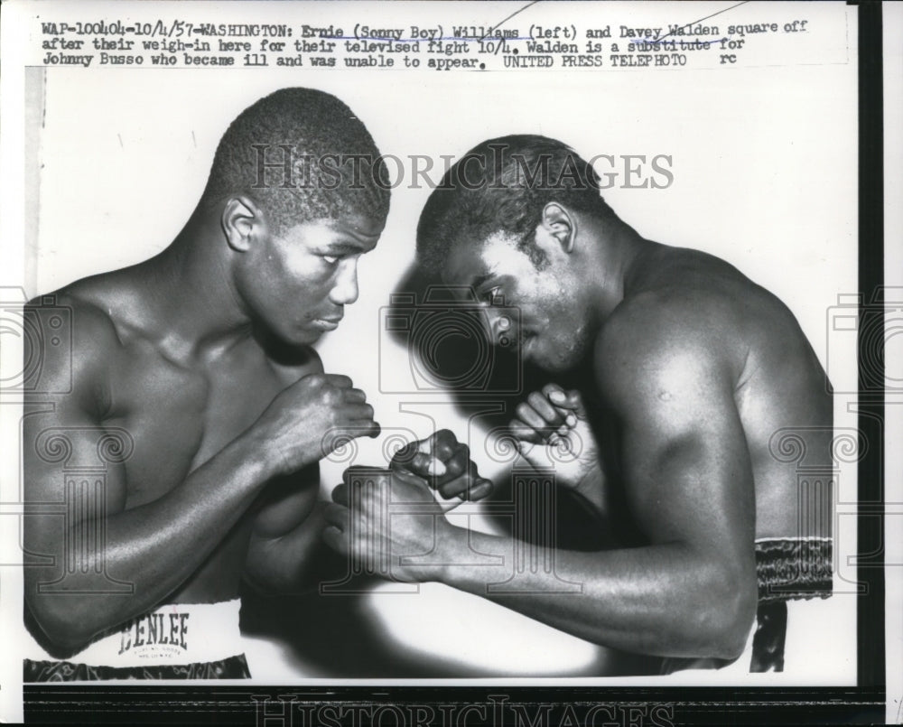1957 Press Photo Ernie Sonny Boy Williams vs Davey Walden in Washington bout - Historic Images