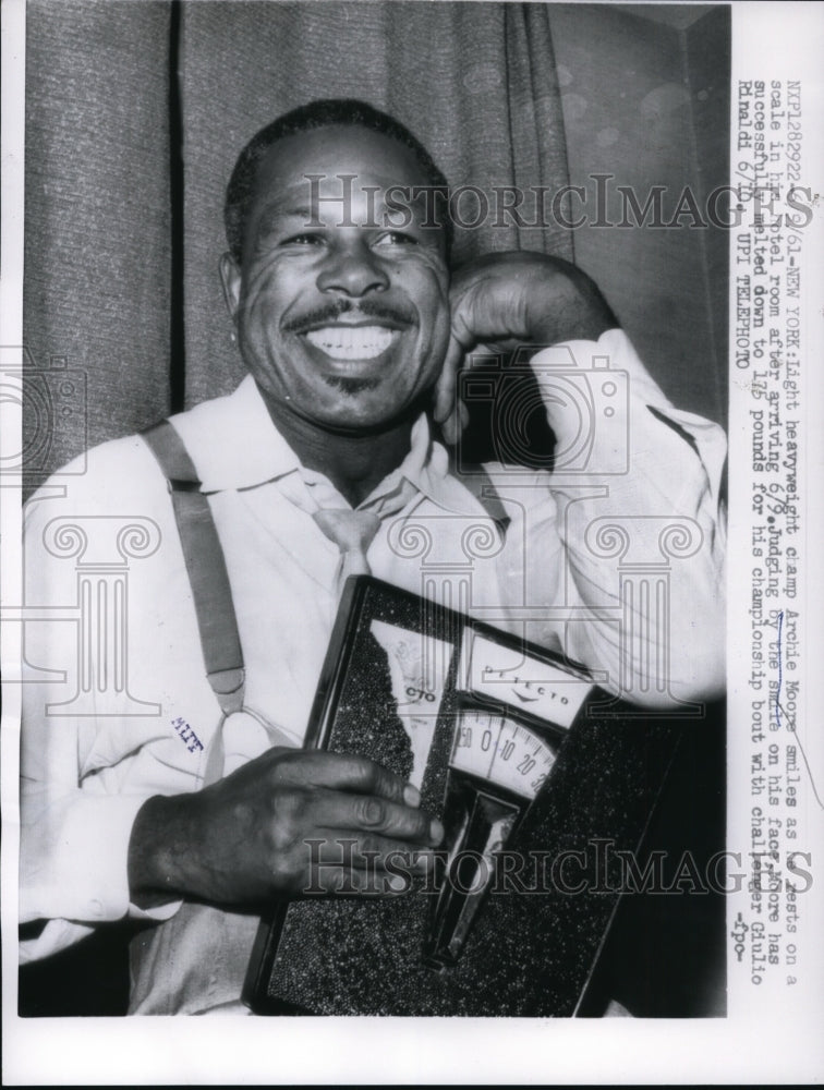 1951 Press Photo Champion Archie Moore arrives in NYC for Giulio Rinaldi bout - Historic Images