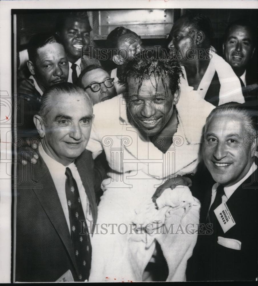 1956 Press Photo Sugar Ray Robinson after KOing Carl Bobo Olson in LA - Historic Images