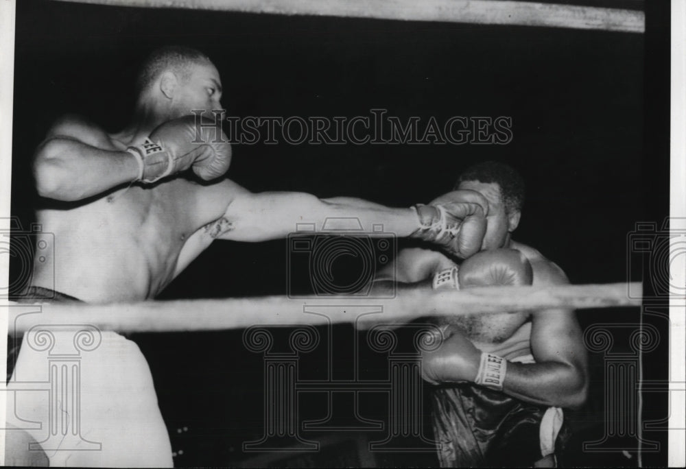 1957 Press Photo Tony Anthony versus Archie Moore in LA California bout- Historic Images