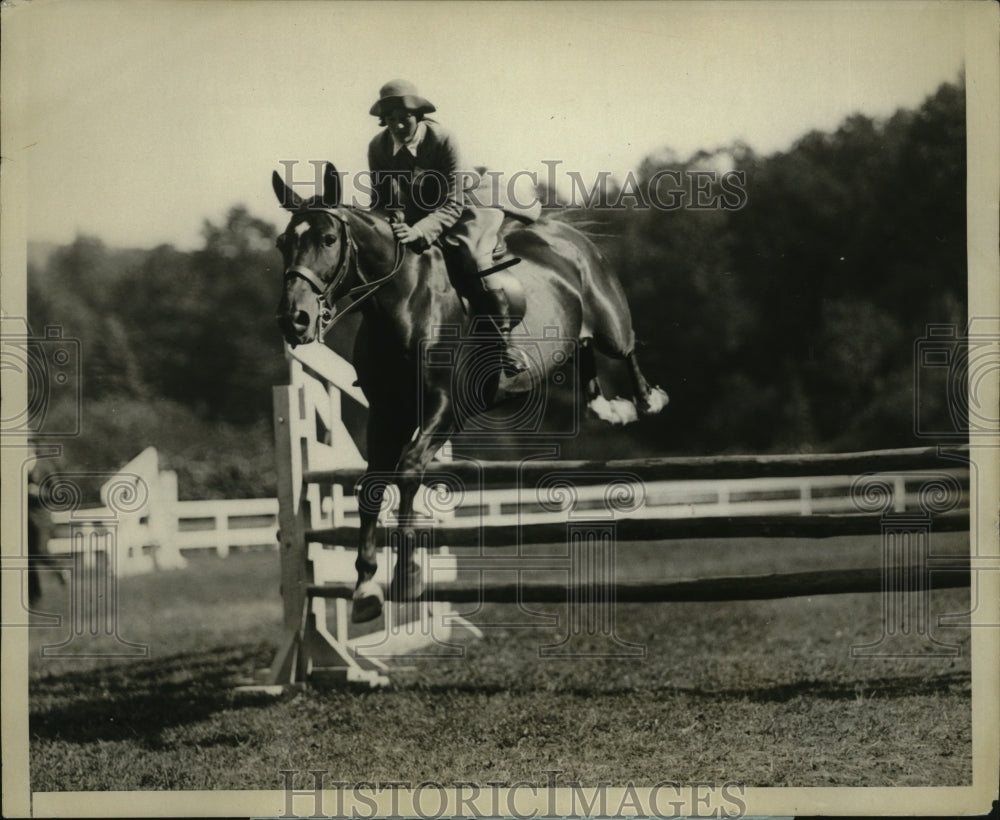 1925 Press Photo Kitty Wickes in Junior Tuxedo Horseshow in NY- Historic Images