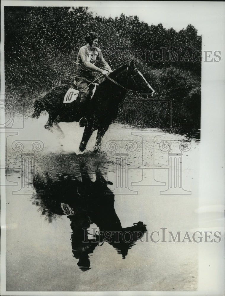1962 Press Photo V. Pichuzhkin on horse, USSR Individual Pentathlon Championship- Historic Images