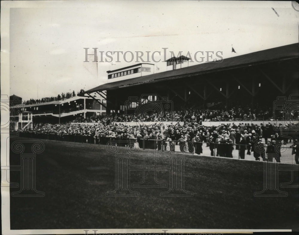 1933 Press Photo Fans crowd the rails despite stormy skies at Sportsman&#39;s Park - Historic Images