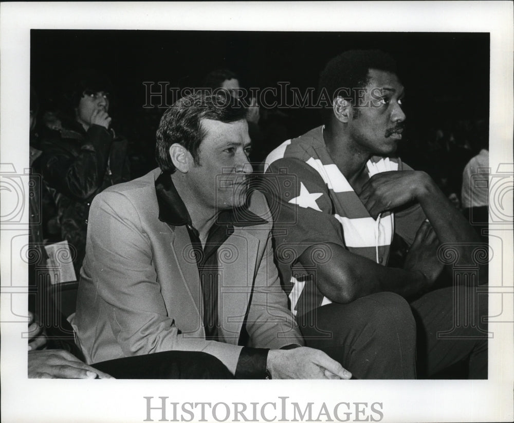 1977 Press Photo Washington Bullets coach Dick Motta with star Elvin Hayes - Historic Images