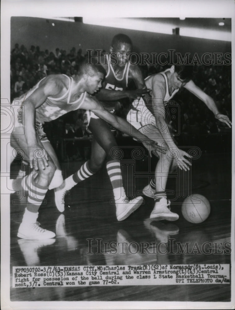 1963 Press Photo Charles Frank of Normandy fights for ball against KC Central - Historic Images