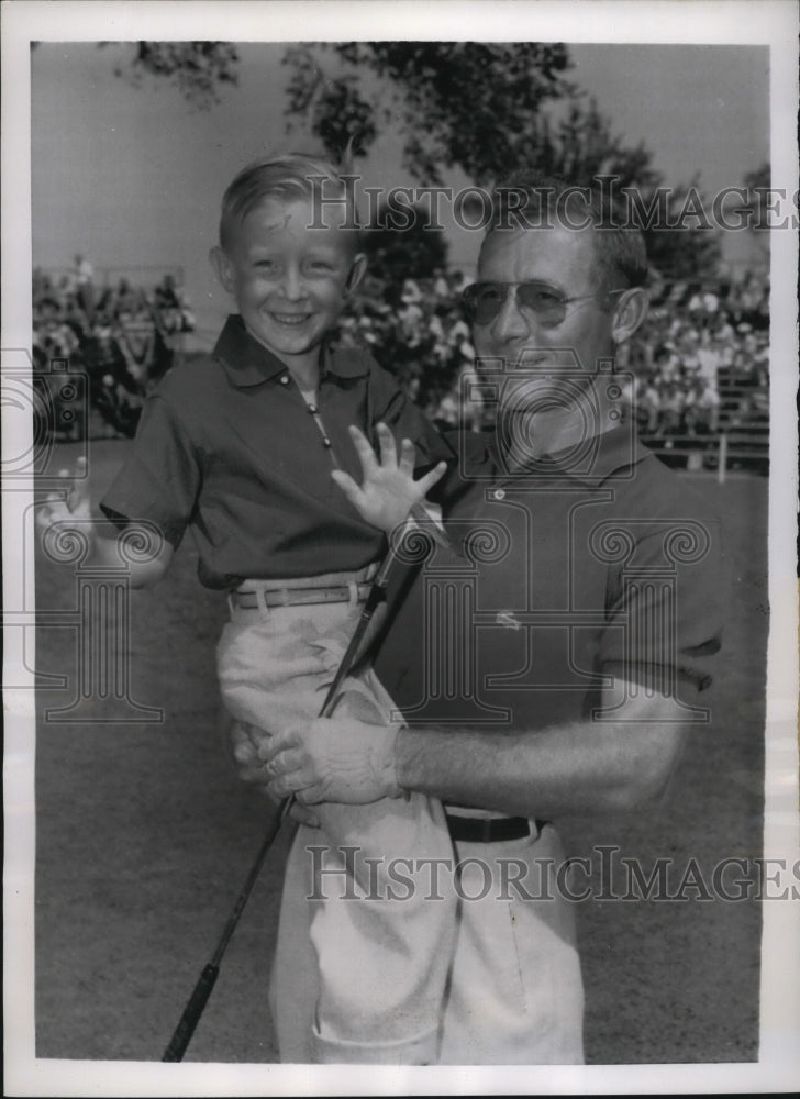 1954 Press Photo golfer Earl Stewart Jr. and son, Chip, at Tam O'Shanter Tourney - Historic Images