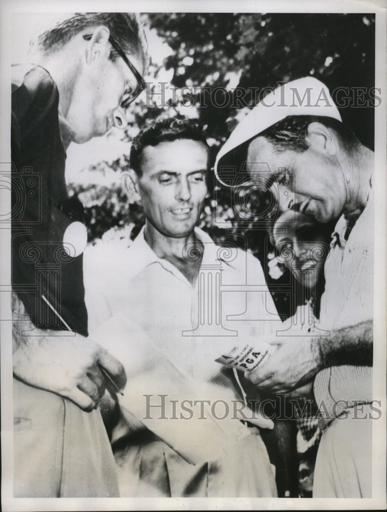 1952 Press Photo Richard Dugan interviews golfer Lloyd Mangrum for United Press - Historic Images